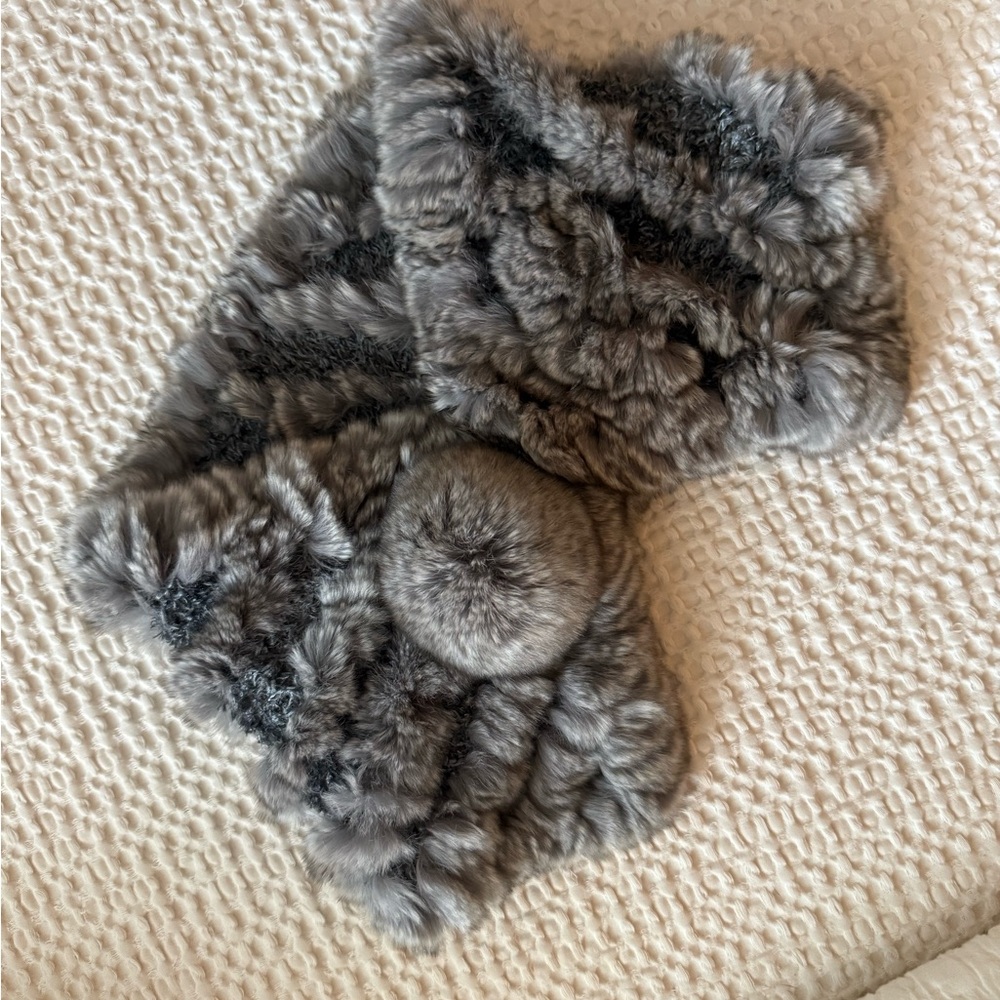 FUR NECK WARMER
IN CHARCOAL GREY TIPPED FUR